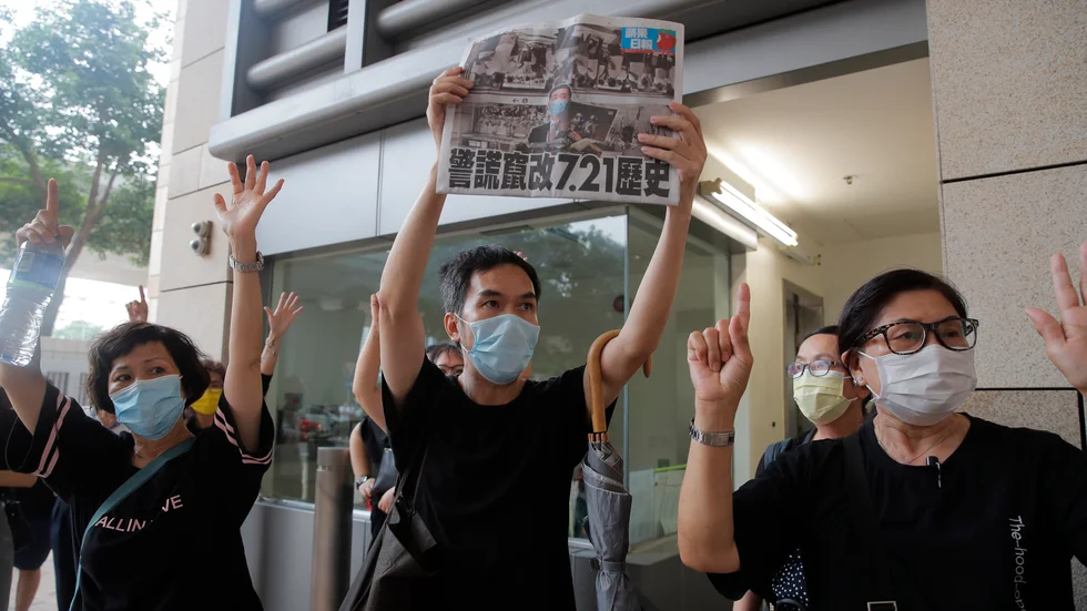 Demokratidemonstranter i Hongkong i torsdags, i samband med att polisen greps 16 personer, inklusive två parlamentsledamöter.