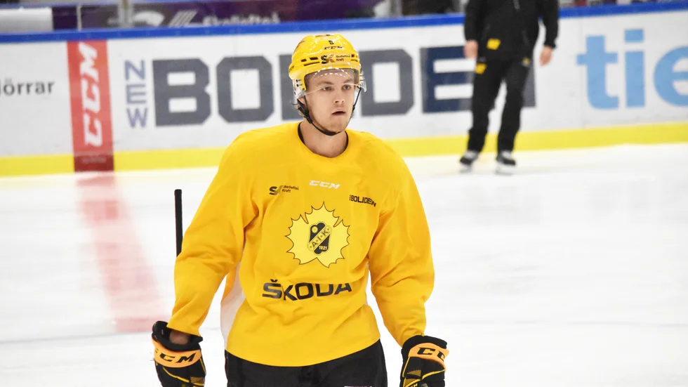 Philip Broberg får chansen i en av AIK:s enheter i powerplay. 