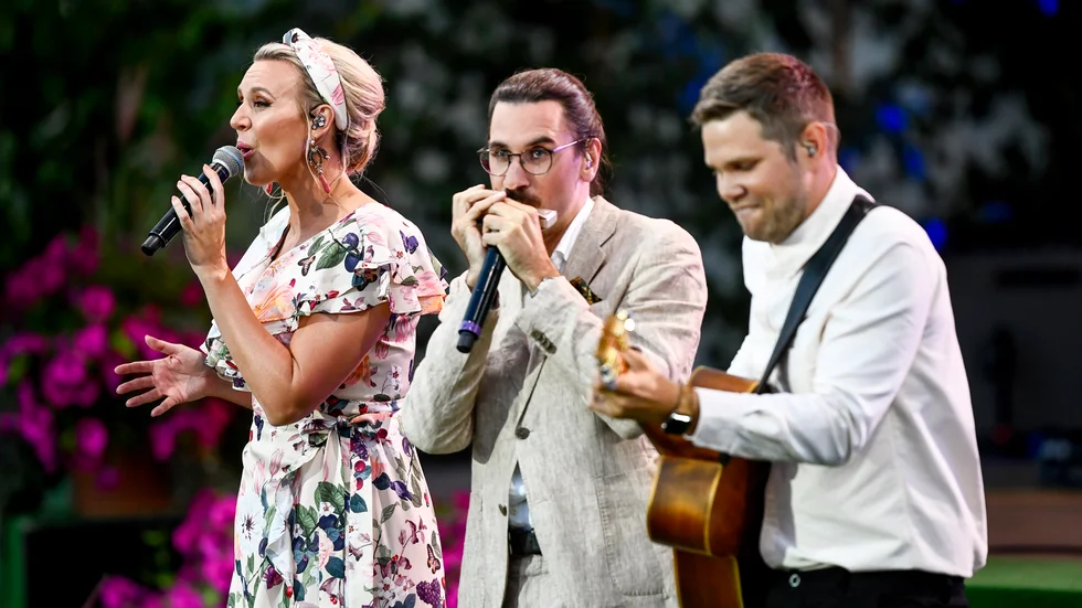 Gitarristen Emil Ernebro, längst till höger på bilden, får ett nyinrättat musikstipendium om 100|000 kronor. Här syns han tillsammans med Sanna Nielsen och Filip Jers under "Allsång på Skansen". Arkivbild.