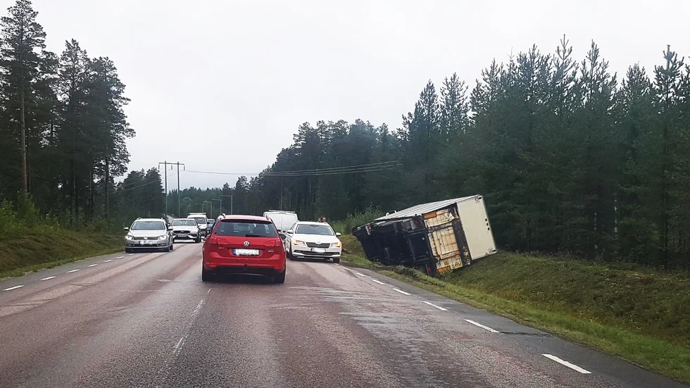 Lastbilen har skurit ner i diket på Storsandvägen.
