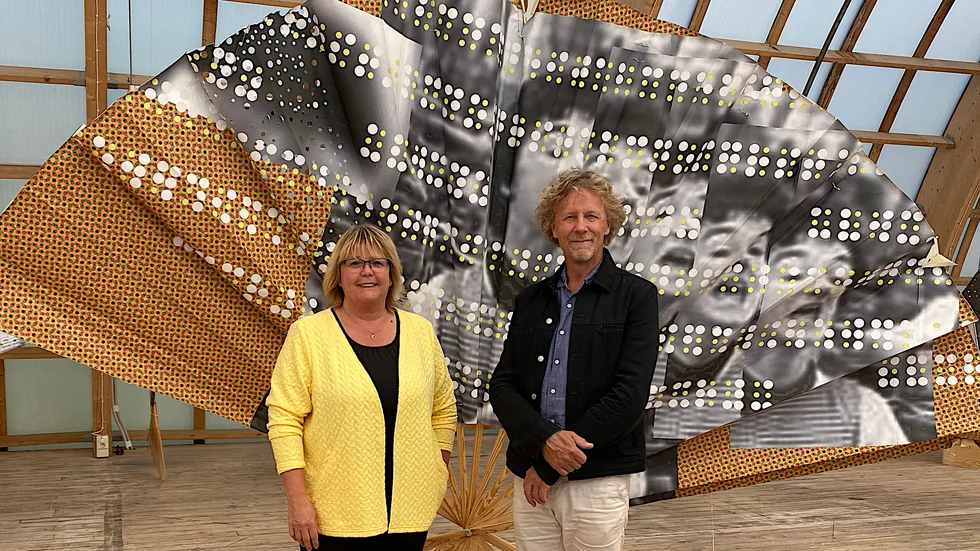 Konstahllsföreningens ordförande Rosie Folkesson välkomnar Andreas Brändström som ny chef för Virserums Konsthall.