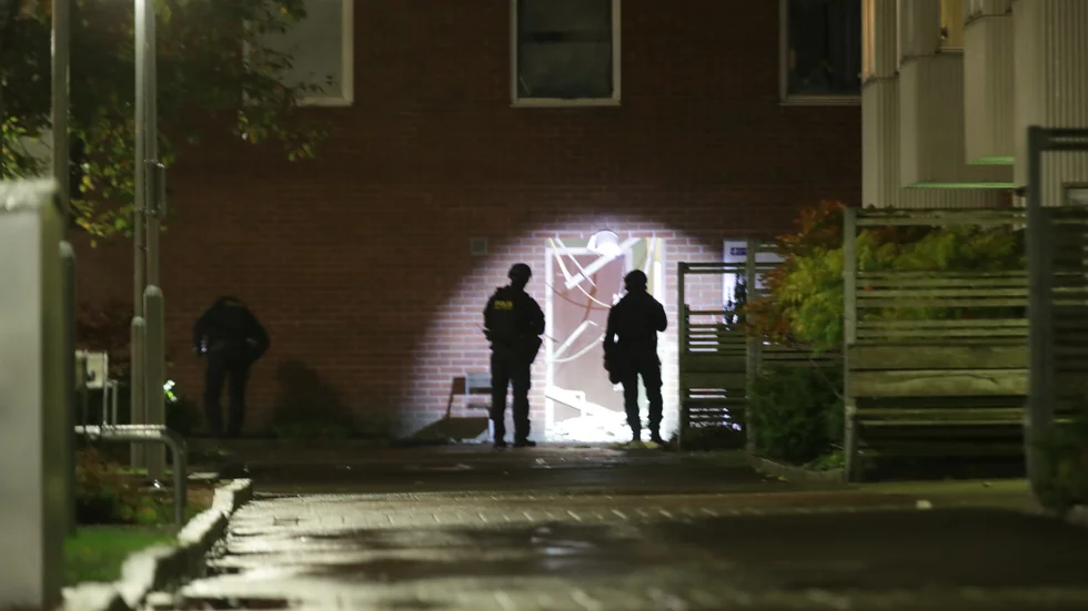 Explosionen i ett bostadshus i Länsmansgården i oktober anses ha vållat skador för minst en halv miljon kronor. En flicka skadades av splitter. Nu åtalas fem unga män.