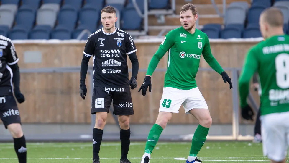 Ekin Bulut och Floras målskytt Markkus Seppik. 