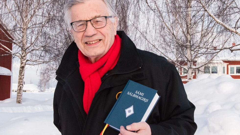 Olavi Korhonen i Boden har lett arbetet med den nordsamiska psalmboken. Andra som har arbetat med psalmboken är bland annat Valborg Mangs Märak, Nils-Henrik Sikku och Johannes Marainen.