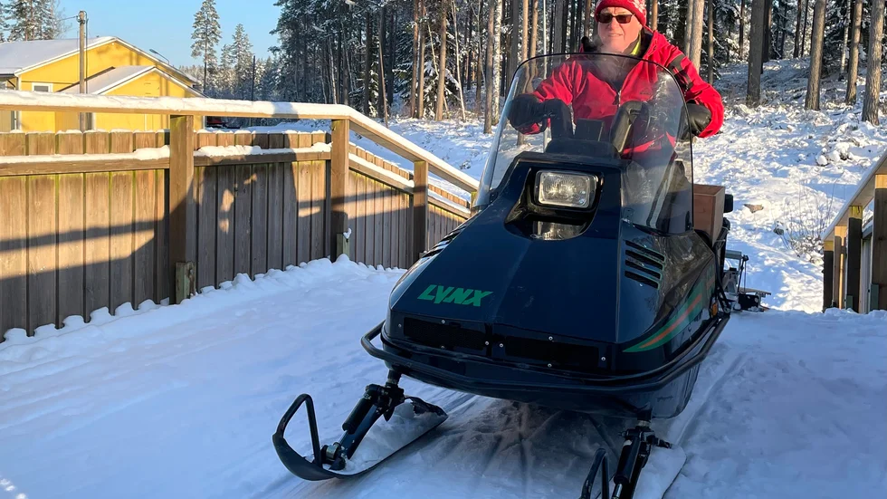 Leif Johansson rapporterar gott om snö på Dambroängen i Ålberga. Skidspår finns preparerat.