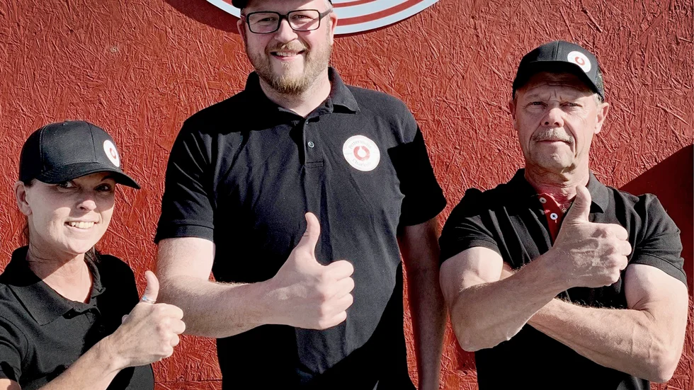 "Kul att vi får fortsatt förtroende att leverera våra charkprodukter under ytterligare ett år." 
På bilden Lotta Mattias och Frank.