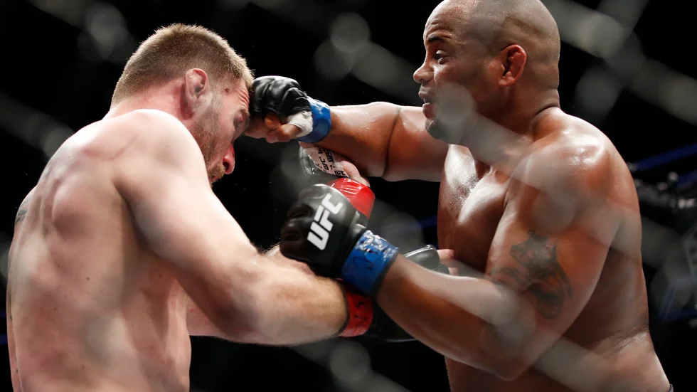 Stipe Miocic och Daniel Cormier i sitt första mästarmöte i UFC 2018.