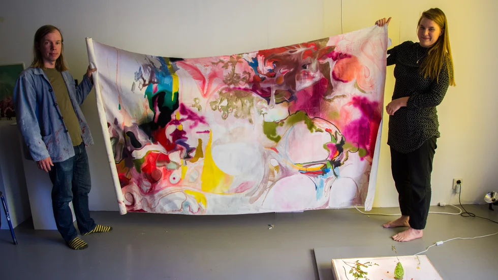 Finn Öhlund och Lisa Hannu visar upp sina gemensamma konstverk hos Galleri 
Lillasyster i Luleå.