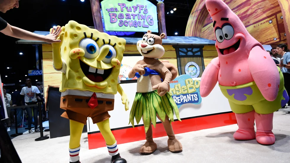 Svampbob Fyrkant med kompisarna Sandy Kind och Patrik Stjärna på seriemässan Comic-Con. Arkivbild.