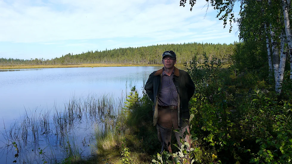 Stortjärn är bara en av många som sportfiskeklubben planterar i, strax efter sjön ligger Svarttjärn som precis som Stortjärn fylls på med regnbåge två gånger om året, berättar Anders Sandström.