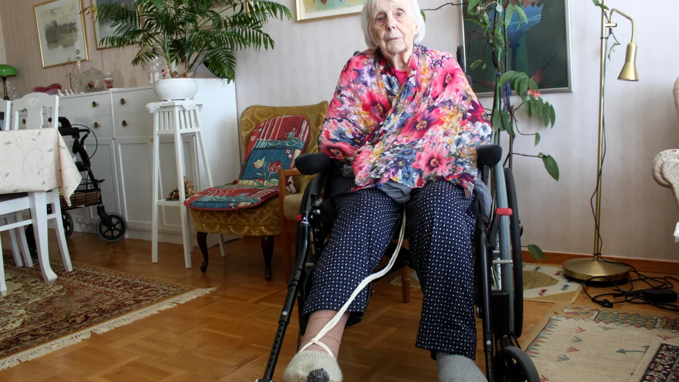 Rullatorn står som en påminnelse om tiden innan rullstolen, för Majvor Uhrström, 94. Det kan väl knappast ha blivit färre gamla som behöver hjälp nattetid?"