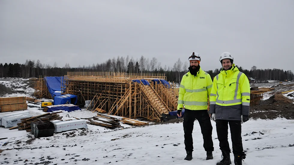 Just nu byggs en bro vid trafikplatsen i Sävastnäs. På plats fanns projektledaren Carl Andersson, GRK Infra AB tillsammans med Trafikverkets projektledare Patrik Wihlzon.