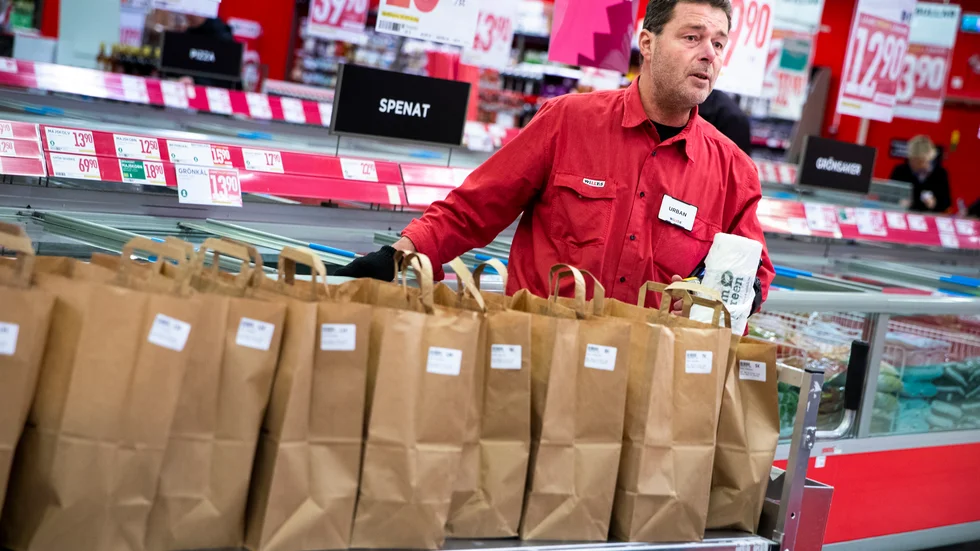 Det råder bråda tider i mataffärerna. På Willy i Luleås södra hamn får även butikschefen Urban Winther delta i packningen av beställda matkassar. "Vi har slagit i taket för vår e-handel. Nu tvingas vi säga nej till alla nya kunder", berättar Winther. 