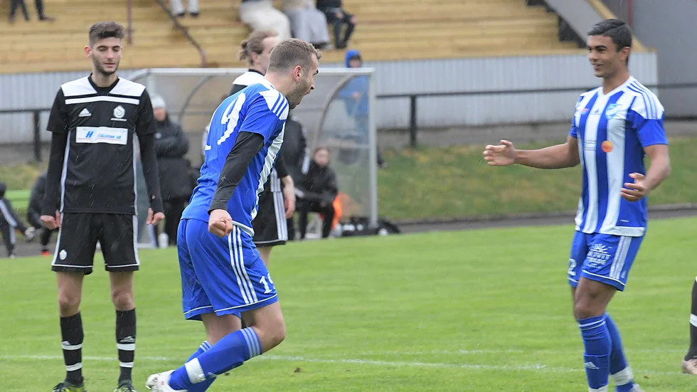 Anton Westerberg (och sedan tidigare Kliton Bakiu, till vänster) återfinns numera återigen i IFK Västervik.