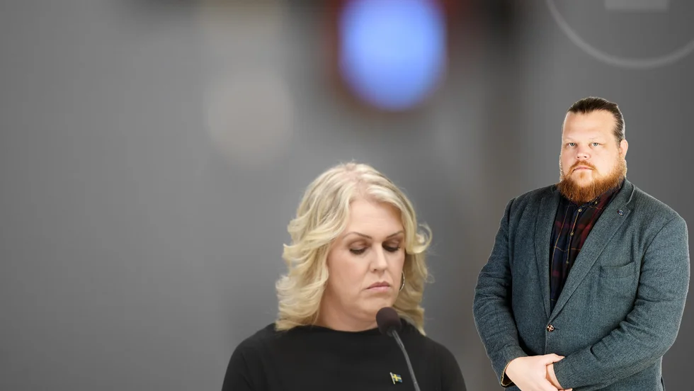 Socialminister Lena Hallengren (S) gav intryck av att helst inte vilja vara närvarande när coronakommissionens kritik mot regeringen presenterades.