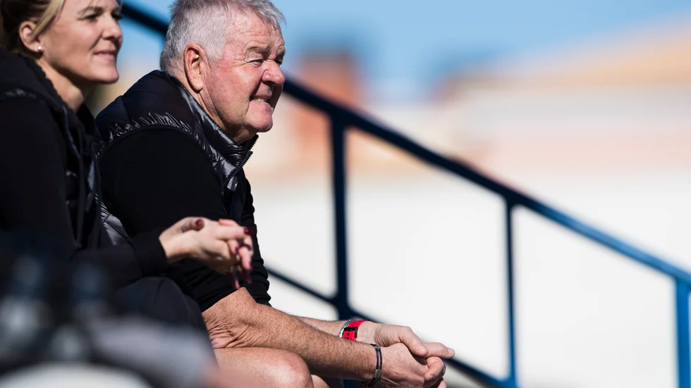 Peter Hunt säger att klubben jobbar med analysarbetet, men förnekar att Jens Gustafsson ska vara på väg bort.