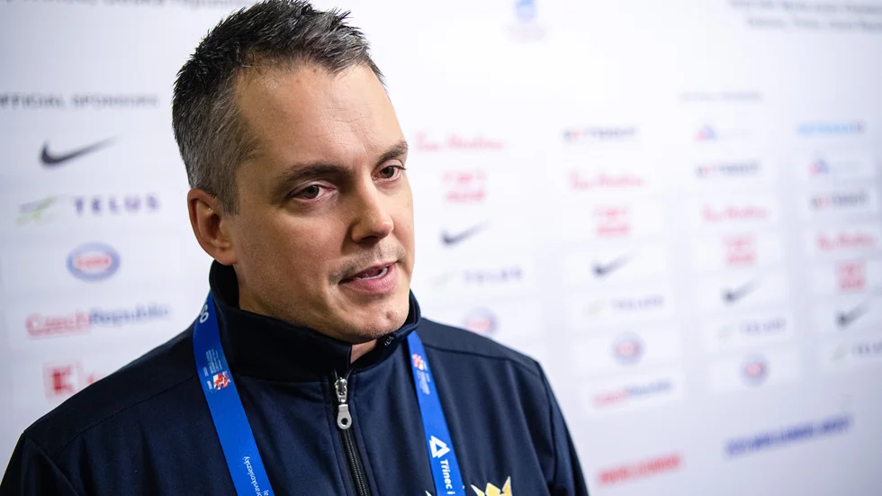 Förbundskapten Tomas Montén får enigt reglementet inte åka till JVM då han testats positivt för covid-19. 