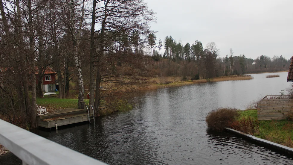 Innan bron finns en smal passage, där ön kanske kan fastna.