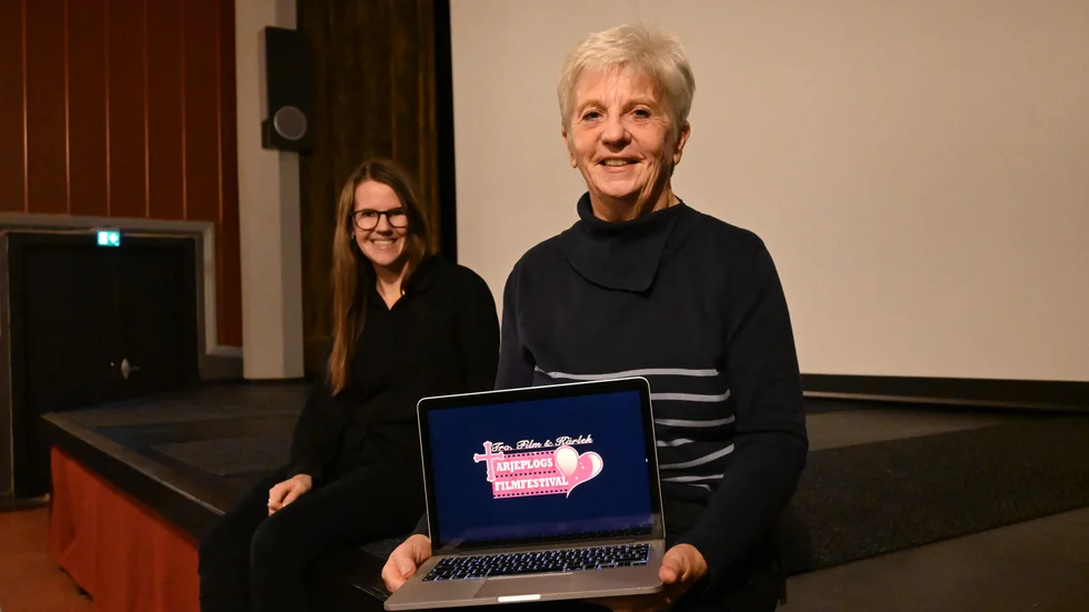Olivia Karlberg, till vänster, är projektledare för festivalen och Mona Nilsson är medlem i biografföreningen. "Det är roligt att kunna göra något och hoppas alla kan vara med där de befinner sig", säger Mona Nilsson.
