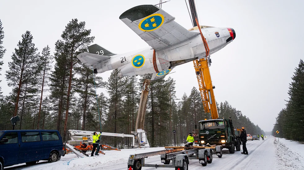 I oktober plockades flygplanet Saab 29 Tunnan ned för renovering. Den hade då stått vid vägen till F 21 i 49 år. 
