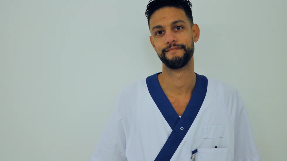 Josef Sultan studerar Läkarprogrammet i Uppsala och gör just nu sin praktik på Akademiska sjukhuset. På fritiden hjälper han riskgrupper att storhandla. 