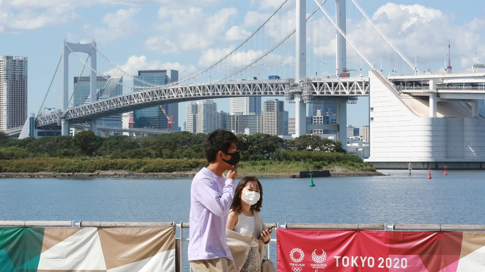 Japans regering satsar pengar på att AI ska hjälpa befolkningen att bli ihop och skaffa barn. Här promenerar ett par längs med vattnet i Tokyo i september i år. Arkivbild tagen i annat sammanhang.