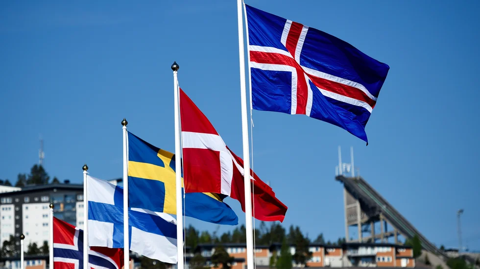 Grannländernas sätt att hantera pandemin skiljer sig åt.