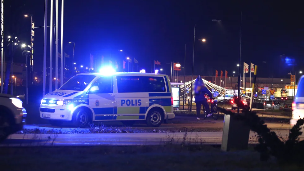 Cyklisten ska inte ha skadats allvarligt, och behövde inte följa med ambulansen till sjukhus. 