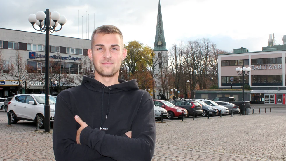 Jesper Merbom Adolfsson är tveksam till division 2-spel med Motala AIF. Hans agent har kontakt med olika klubbar.