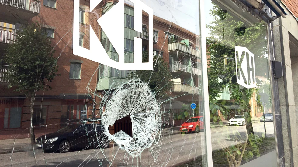 Kungens hörna har utsatts för skadegörelse. Någon har kastat en sten genom fönsterrutan.