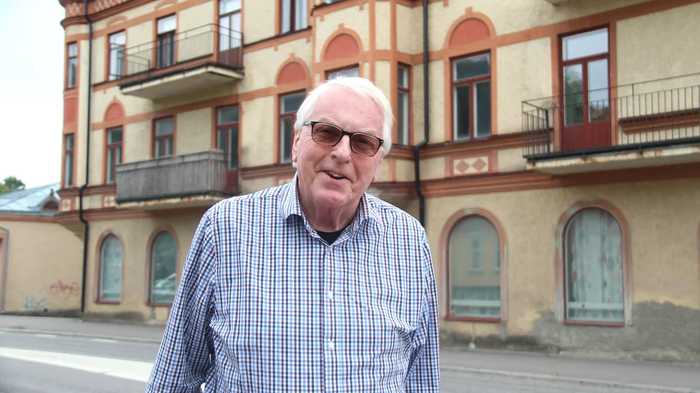 Fastighetsbolaget Stångåkonsult i Kalmar äger Sveahuset i Kisa. Företagaren Leif Jilkén är inte orolig för byggnadens framtid men anser att den tunga trafiken strax utanför dörren är ett problem.