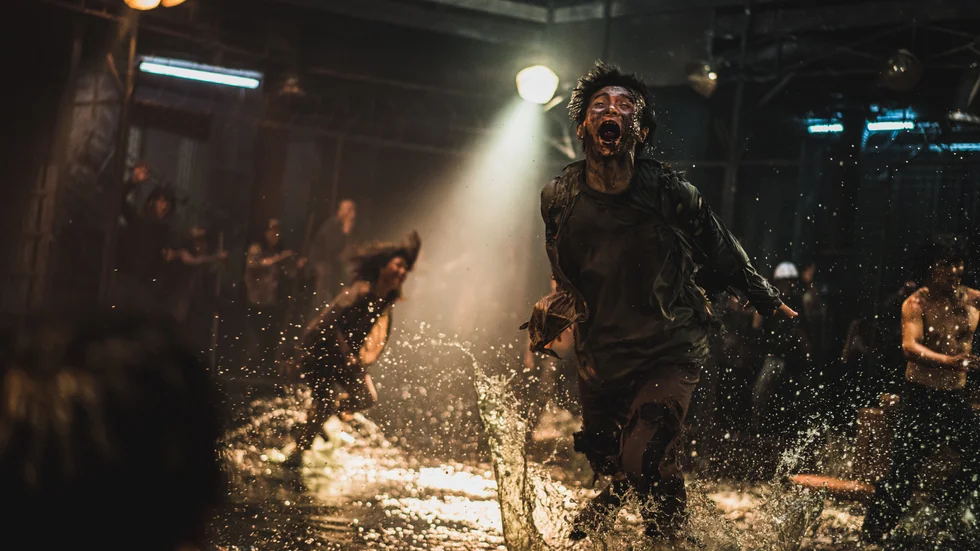 Koreanska zombier används som rekvisita i brutala gladiatorspel i "Peninsula". Pressbild.