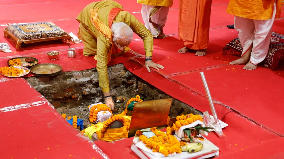 Indiens premiärminister Narendra Modi utför en ritual under ceremonin som inledde tempelbygget i Ayodhya.