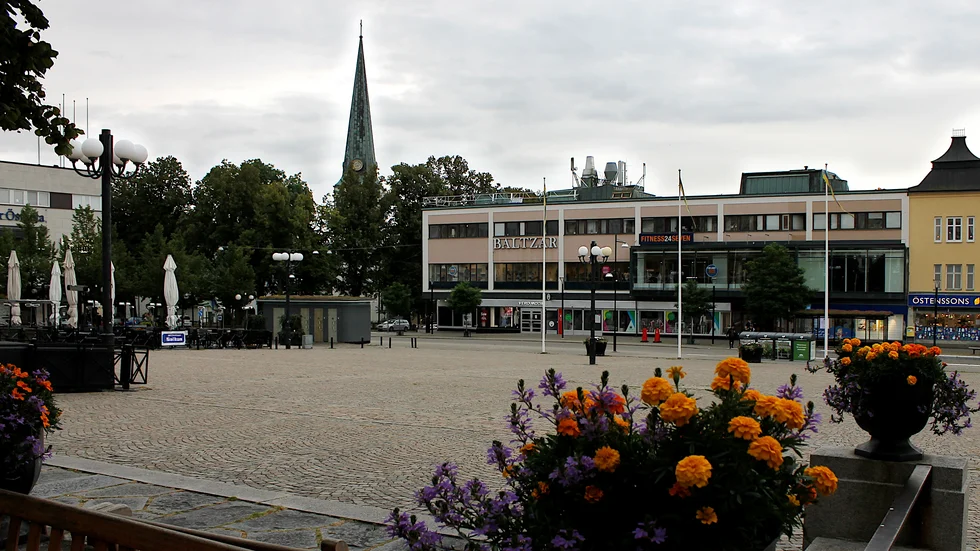 Coronakrisen har inneburit en rejält ökad belastning för Motalas ekonomi, skriver debattörerna.