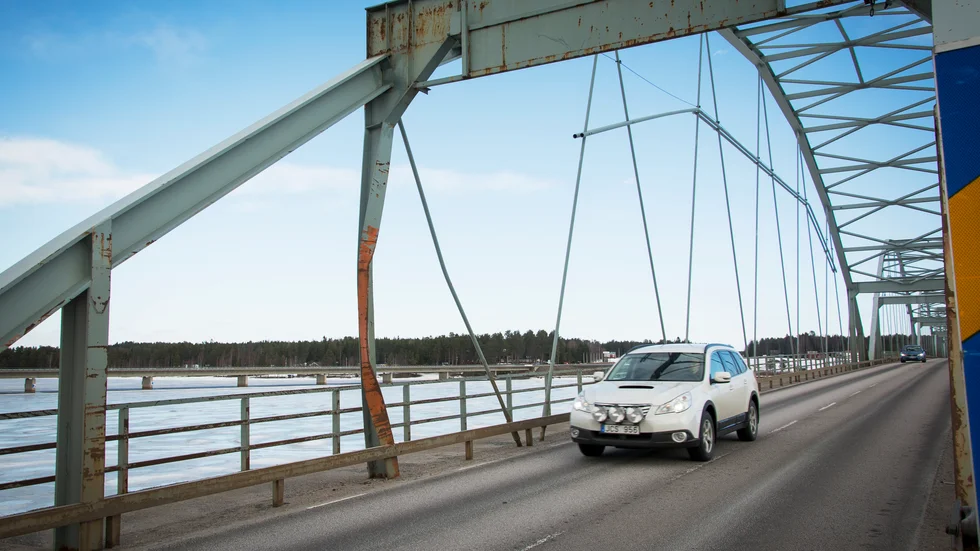 Trafikanter får välja Bergnäsbron eller den nya bron efter E4 om de ska ta sig över Luleåälven i kväll och fram till fyra på morgonen. Det meddelar trafikverket.