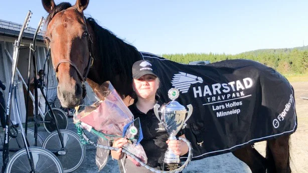 Kingofthehill F med skötaren Vilja Pettersson.