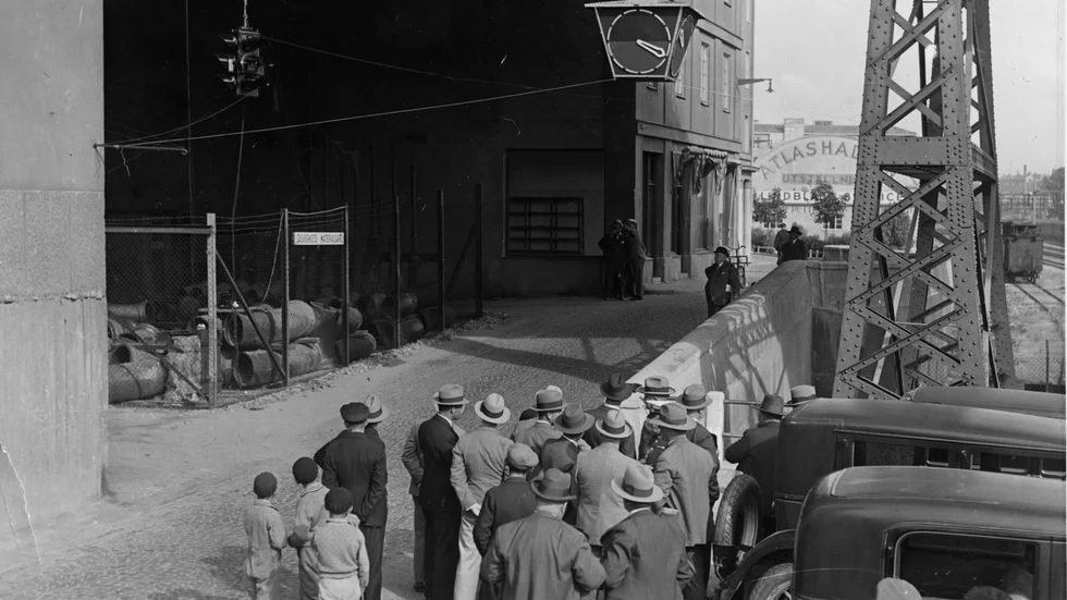 Trafikljus har funnits i olika former sedan 1868. Vid Atlasgatan under S:t Eriksbron i Stockholm testas nya gatusignaler, troligtvis någon gång på 1930-talet.