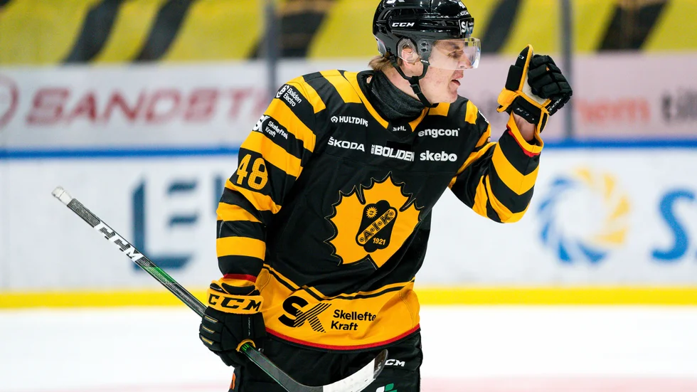 Jonatan Berggren håller humöret uppe och kan skämta trots att en böter på 5 000 kronor svider för talangen. 