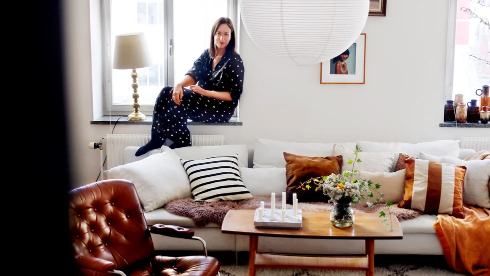 Jordnära och mysigt – hemma hos inredaren Rebecca Kobus dominerar second hand och äldre designkopior. Men ett och annat nytt köp står också att finna. "Soffan är från Ikea och mattan kommer från Ellos."