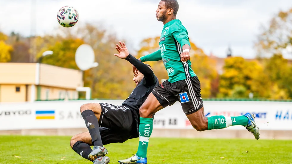 Farlige målskytten Izuchukwu Emeh är en av spelarna som är kontrakterade för ESK även över 2021.