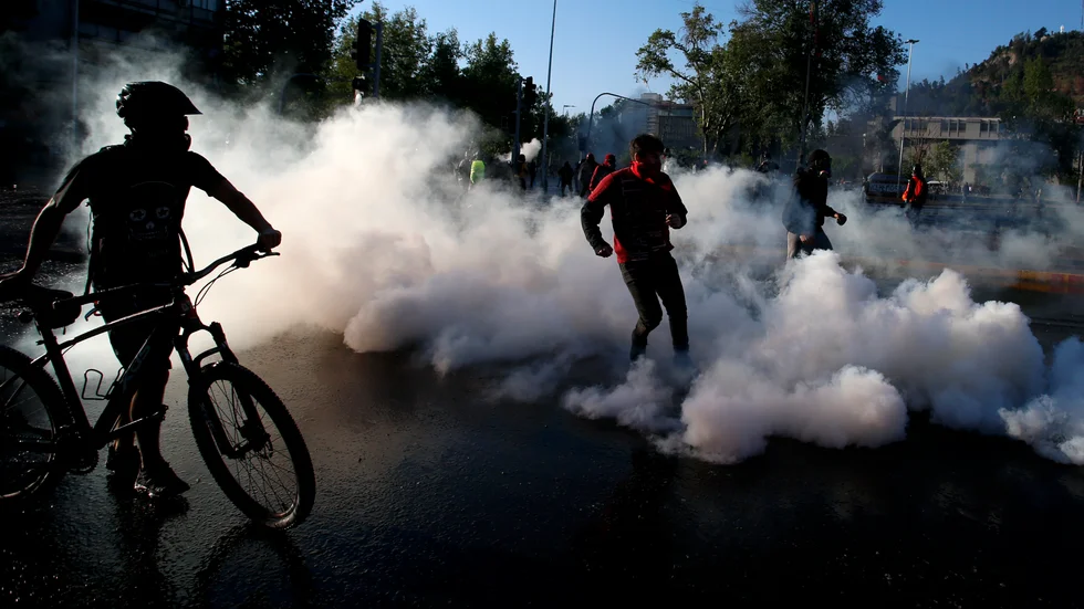 Polis använde tårgas mot demonstranter vid folkomröstningen i Chile.