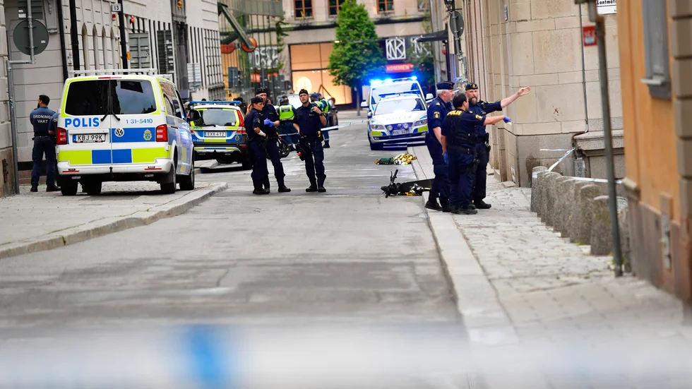 Polis som arbetar innanför avspärrningarna efter mordet i Kungsträdgården i Stockholm i juli i år. Arkivbild.