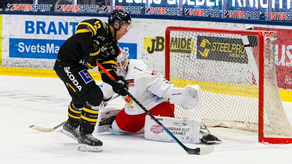 Västerås Fredrik Johansson rundar Almtunamålvakten Filip Larsson och lägger in 2-1 - i spel fyra mot fem. Larsson tvingades utgå redan efter en period på grund av skada.