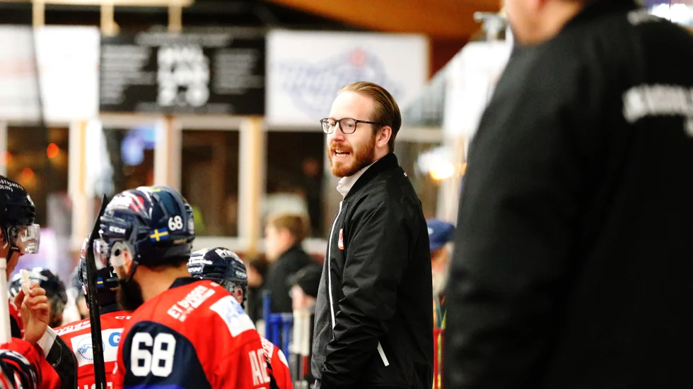 Emil Georgsson stod i båset som assisterande tränare under förra säsongen. Till hösten är han åter renodlad sportchef och har nu plockat in Martin Gudmundsson som ny huvudtränare.