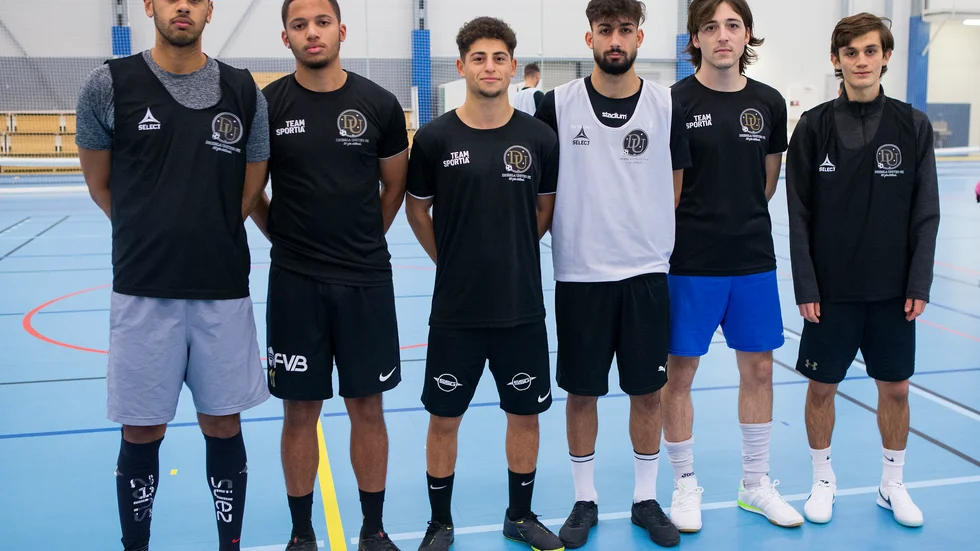 Otto Sekandagu kliver in som ledare i Dribbla United medan Stephen Kigongo, Josef Gawreyia, Alexsander Kaya, Marc Blanco Larrosa och Besfort Kalludra ser till att öka konkrrensen om platserna i laget.