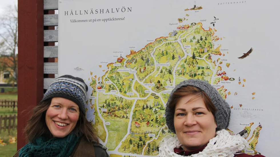 Hållnäshalvön är 235 kvadratkilometer stor och har fem mil kust. På halvön finns cirka 1 100 bofasta innevånare.