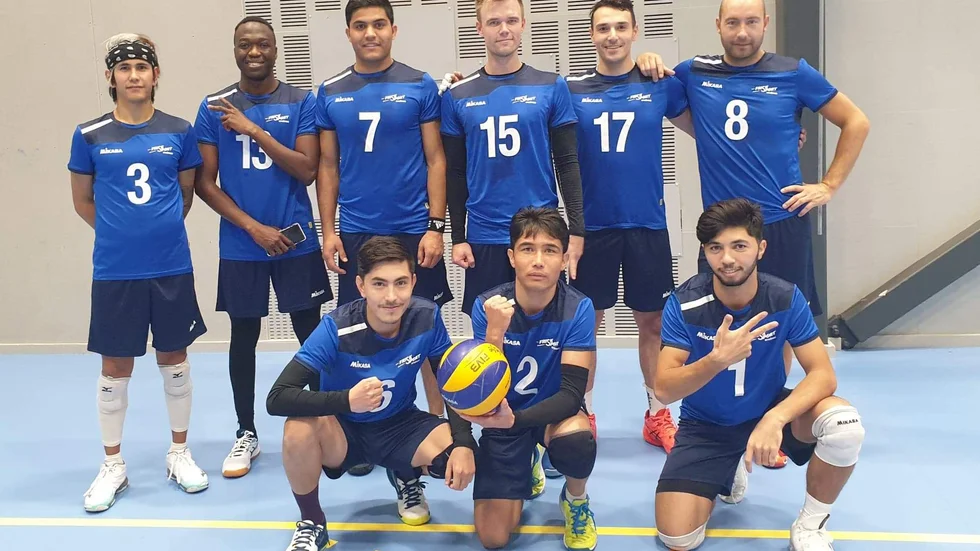 Laget som vann premiären, stående fr.v: Zabi Najafi, John Dumastrie, Sabawoon Mangal, Robin Persson, Tarek Al Tirnavi och Jan Ekholm. På huk fr. h: Faraidon Ahbari, Ali Nazari, Ali Sina.