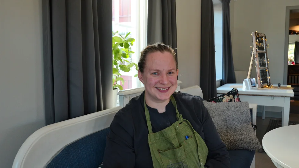 Josefine Thafvelin, köksmästare på Bergs gård, tycker om att laga maten från grunden, något som blir godare än en pulversoppa.