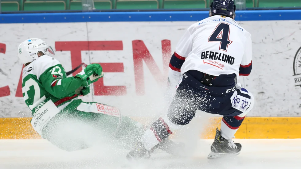 Folkhälsomindigheten varnar för smittspring inom bland annat ishockeyn. Arkivbild.