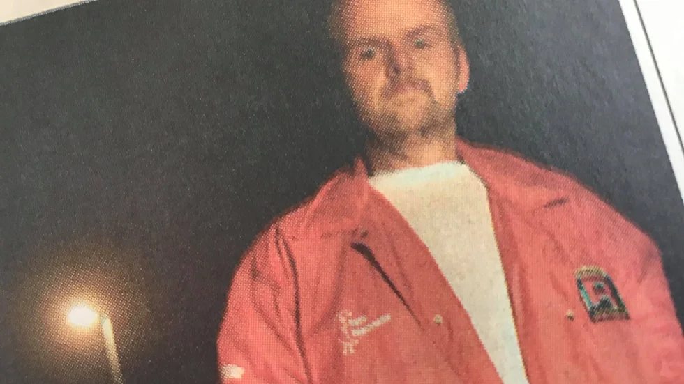 Kuriren för 25 år sedan: Nästan varje fredagskväll i två års tid har Kenneth Bladh slängt i sig en snabb pizza med familjen, krängt på sing den röda nattvandrarjackan och begett sig ner på stan